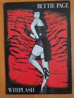 Bettie Page pin-up vintage fotokaart 'Whiplash', Ophalen of Verzenden, Zo goed als nieuw, Foto of Kaart