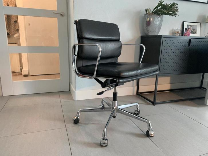 Vitra Eames ea217 softpad zwart leer / chroom, Huis en Inrichting, Bureaustoelen, Zo goed als nieuw, Zwart, Ophalen of Verzenden