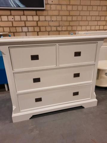 Witte Ladekast met 4 lades. Ook te gebruiken als commode. beschikbaar voor biedingen