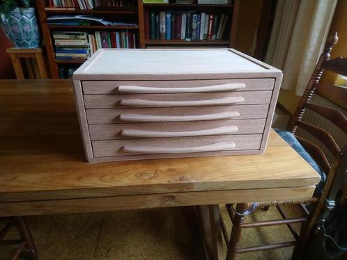 Kist met vijf laden Meranti, Huis en Inrichting, Woonaccessoires | Kisten, Nieuw, Minder dan 50 cm, Minder dan 50 cm, Minder dan 50 cm