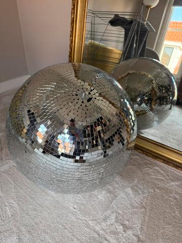 Spiegelbol , disco bal zo goed als nieuw beschikbaar voor biedingen