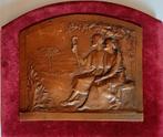 Antieke bronzen plaquette man en vrouw zitten op een bank, Ophalen of Verzenden