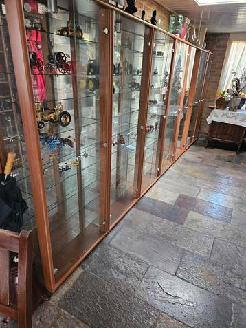 Vitrinekasten met verlichting en spiegel beschikbaar voor biedingen