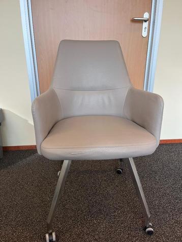11 beige stoelen op wielen beschikbaar voor biedingen