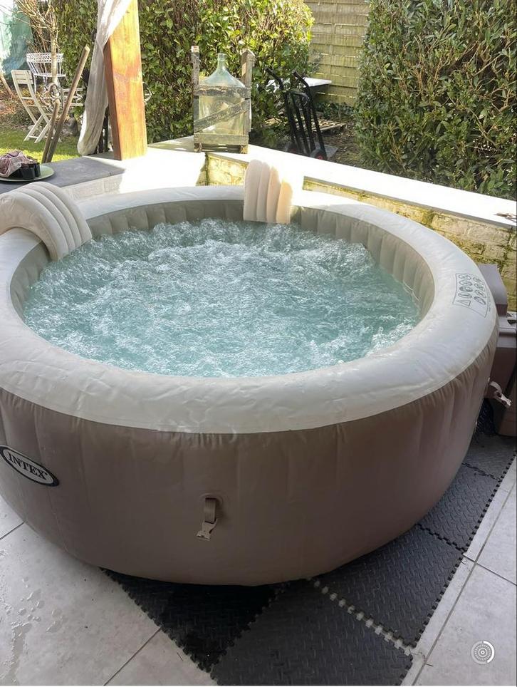 Intex Opblaasbare Jacuzzi - 4 persoons | Dilsen Stokkem, Tuin en Terras, Bubbelbaden en Hottubs, Gebruikt, Opblaasbaar, Afdekzeil
