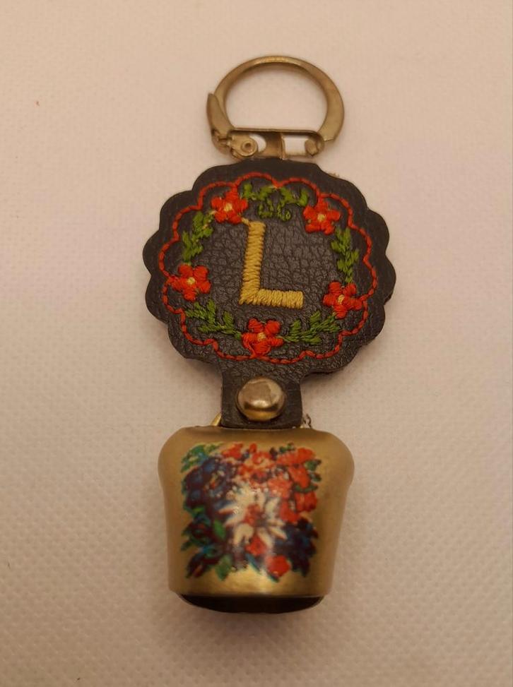 Oude sleutelhanger bel met de letter L, Verzamelen, Sleutelhangers, Zo goed als nieuw, Ophalen of Verzenden