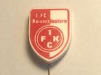 Plastic 1. F.C. KAISERS LAUTERN VOETBALCLUB (Rood/Wit)., Verzamelen, Speldjes, Pins en Buttons, Verzenden, Zo goed als nieuw, Sport