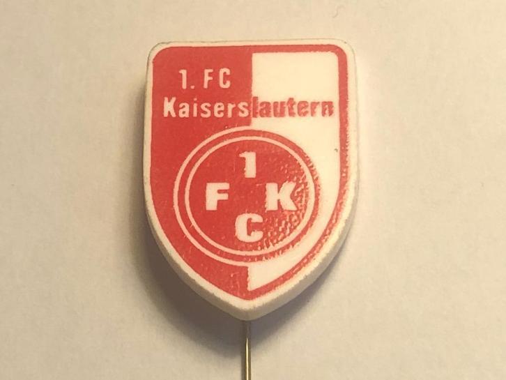 Plastic 1. F.C. KAISERS LAUTERN VOETBALCLUB (Rood/Wit)., Verzamelen, Speldjes, Pins en Buttons, Zo goed als nieuw, Speldje of Pin