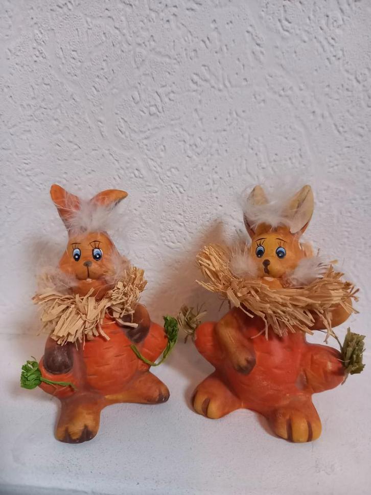 2 mooie beeldjes paashaas / haas, Diversen, Pasen, Gebruikt, Ophalen of Verzenden