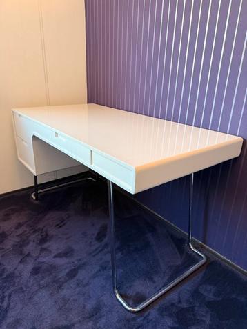 Modern Wit Bureau met 3 Lades - Zo Goed Als Nieuw! beschikbaar voor biedingen