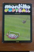 Boek '' MORDILLO FOOTBALL '' internationale voetbalhumor, Ophalen of Verzenden, Gelezen, Balsport