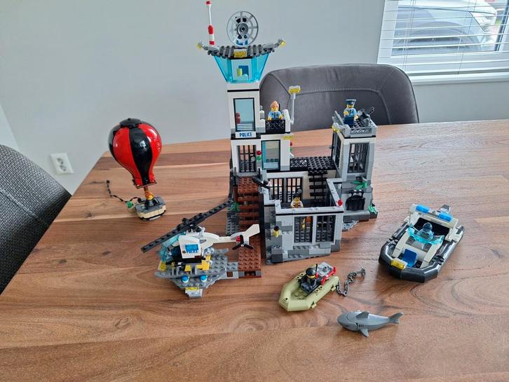 LEGO City 60130 Gevangenis Eiland, Kinderen en Baby's, Speelgoed | Duplo en Lego, Zo goed als nieuw, Lego, Complete set, Ophalen