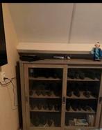 Te koop vitrinekast met inhoud, Ophalen, Gebruikt, Overige materialen, 50 tot 75 cm