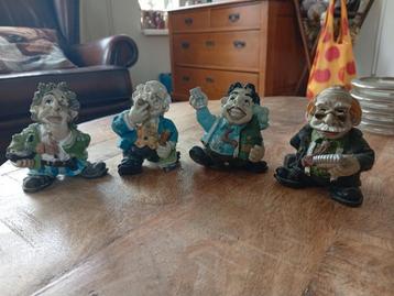 Vintage 4 handgeschilderde beeldjes. beschikbaar voor biedingen