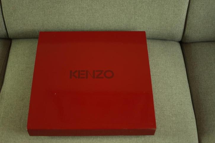 Kenzo “Bangalore” porseleinen bord – nieuw in doos, Huis en Inrichting, Keuken | Servies, Nieuw, Bord(en), Overige stijlen, Porselein