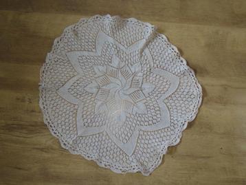 Vintage handgebreid kleedje doily beige 60 cm beschikbaar voor biedingen