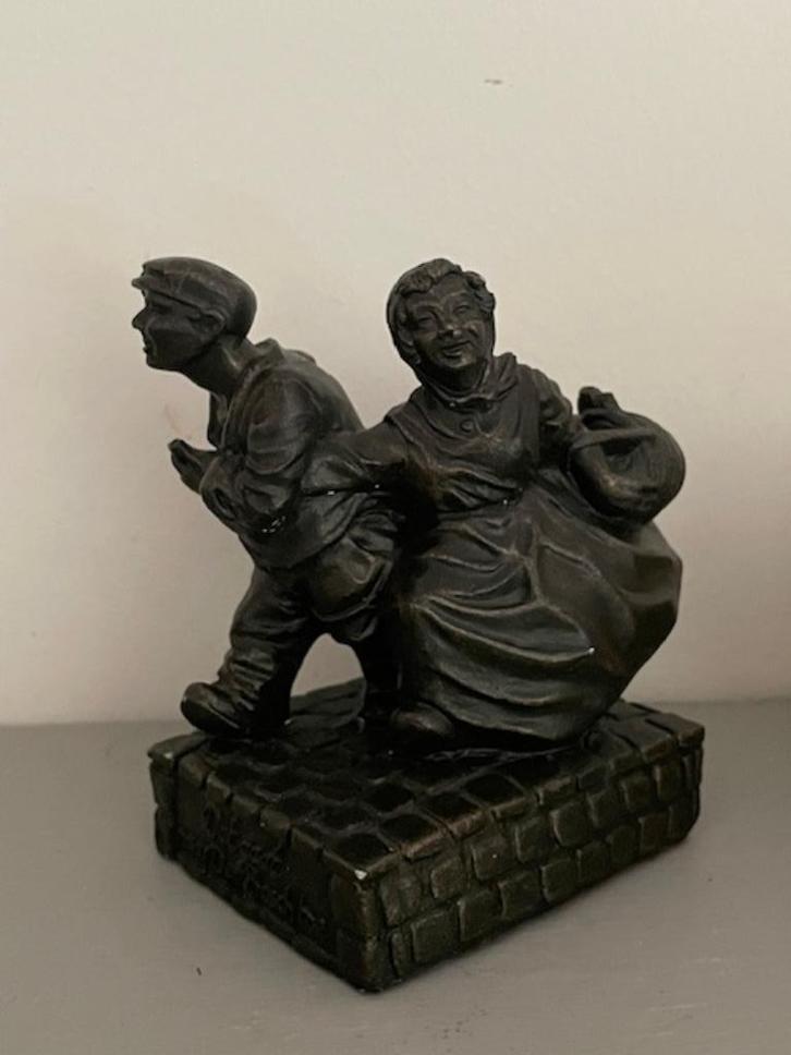 Zwart stenen beeldje Dat gaan naar Den Bosch toe. Man vrouw., Verzamelen, Beelden en Beeldjes, Zo goed als nieuw, Mens, Ophalen