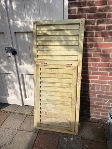 Oude Houten Luik met Lamellen beschikbaar voor biedingen