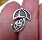 Klein zilver broche of pinnetje 2 figuurtjes onder paraplu, Sieraden, Tassen en Uiterlijk, Broches, Gebruikt, Verzenden, Minder dan 4 cm