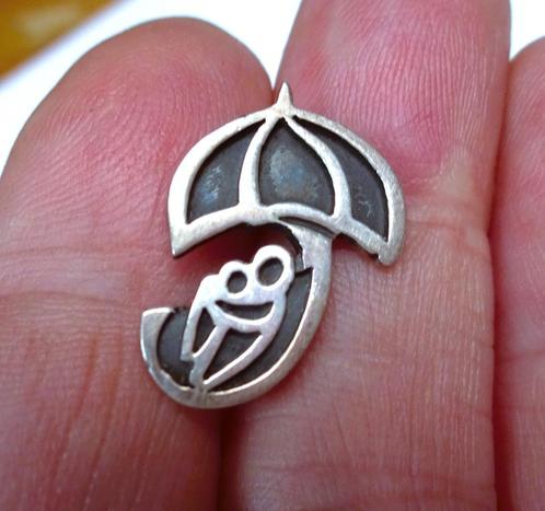 Klein zilver broche of pinnetje 2 figuurtjes onder paraplu, Sieraden, Tassen en Uiterlijk, Broches, Gebruikt, Zilver, Zilver, Minder dan 4 cm