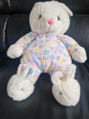 Schattig Konijn Knuffel in Pyjama beschikbaar voor biedingen