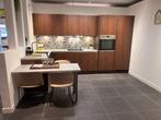 EI019 – Rialto Notenhout showroom keuken, Ophalen, Overige materialen, Bruin, Hoekkeuken