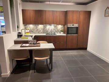 EI019 – Rialto Notenhout showroom keuken  beschikbaar voor biedingen