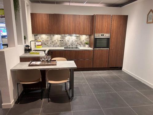 EI019 – Rialto Notenhout showroom keuken, Huis en Inrichting, Keuken | Complete keukens, Nieuw, Hoekkeuken, Bruin, Overige materialen