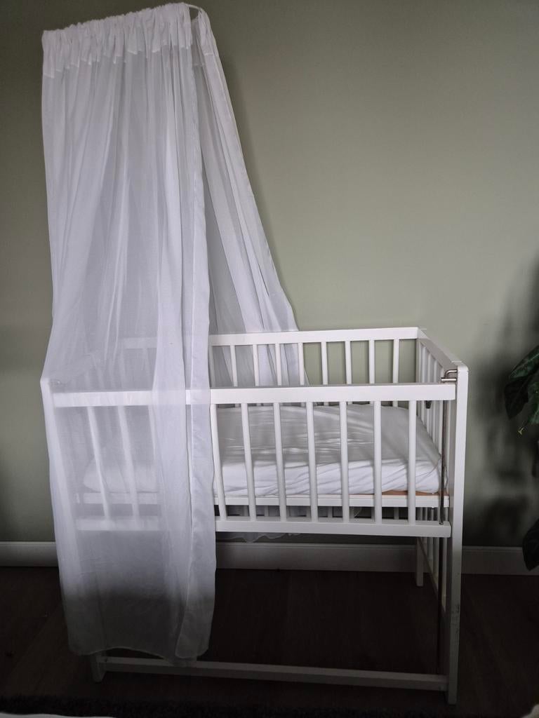 Co-sleeper / Ledikant met hemeltje en matras, Kinderen en Baby's, Babywiegjes en Ledikanten, Ophalen, Gebruikt, Ledikant