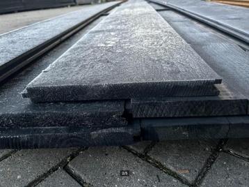zwarte vloerdelen, vuren planken, restpartij beschikbaar voor biedingen