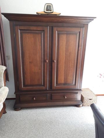 Prachtige houten kast beschikbaar voor biedingen