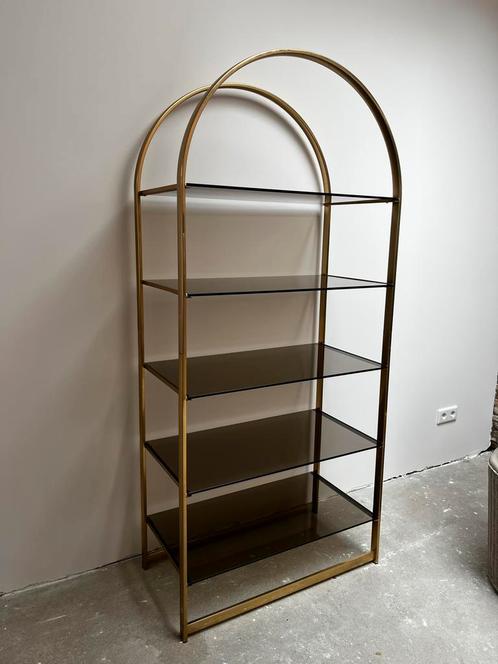 Vintage messing vitrinekast met rookglas, Huis en Inrichting, Kasten | Vitrinekasten, Gebruikt, 150 tot 200 cm, 50 tot 100 cm