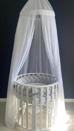 Meegroei bed incl. 2 matrassen, bumper & klamboe + statief, Kinderen en Baby's, Kinderkamer | Bedden, Ophalen, Zo goed als nieuw