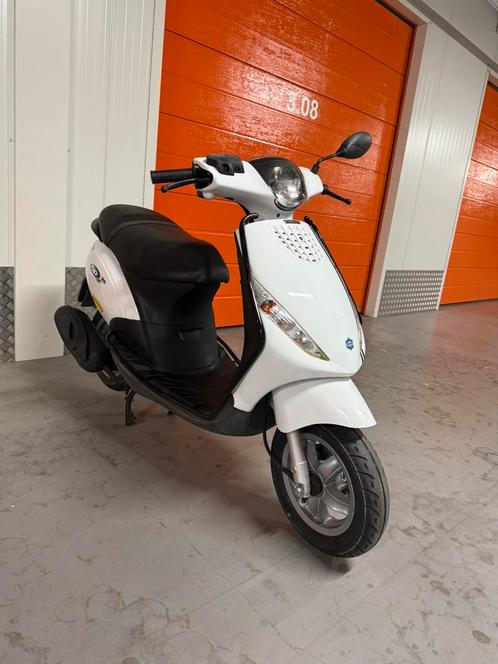 Piaggio zip snor 4t 50cc 2012 2e eigenaar + boekjes, Fietsen en Brommers, Scooters | Piaggio, Gebruikt, Zip, Ophalen of Verzenden