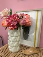 Crèmekleurige vaas met hartjes - Nieuw!, Huis en Inrichting, Woonaccessoires | Vazen, Wit, Aardewerk of Porselein, Nieuw, Ophalen of Verzenden