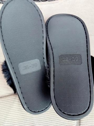 Nieuwe zwarte damespantoffels. Uggs look a like. beschikbaar voor biedingen