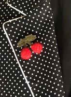 rode kersjes broche (stof), Overige materialen, Minder dan 4 cm, Nieuw, Ophalen of Verzenden