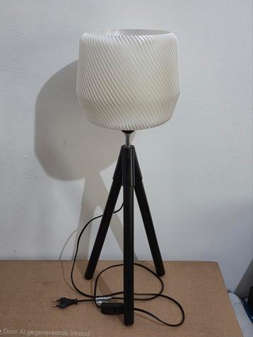 3D Geprinte lampenkap met driepoot voet tafellamp beschikbaar voor biedingen