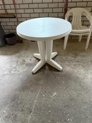 Tuintafel met kuipstoeltjes (GRATIS) beschikbaar voor biedingen