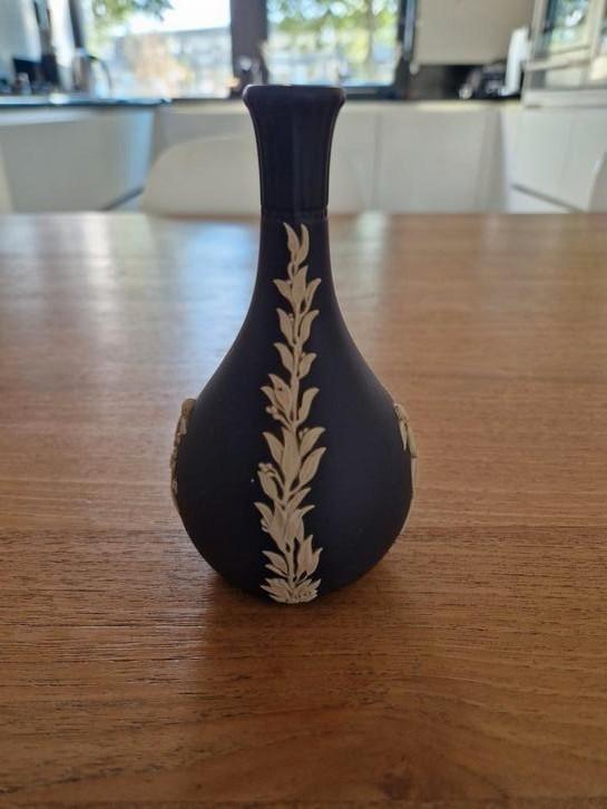 Wedgewood Jasperware donker blauwe knopvaas, Antiek en Kunst, Antiek | Keramiek en Aardewerk, Ophalen of Verzenden
