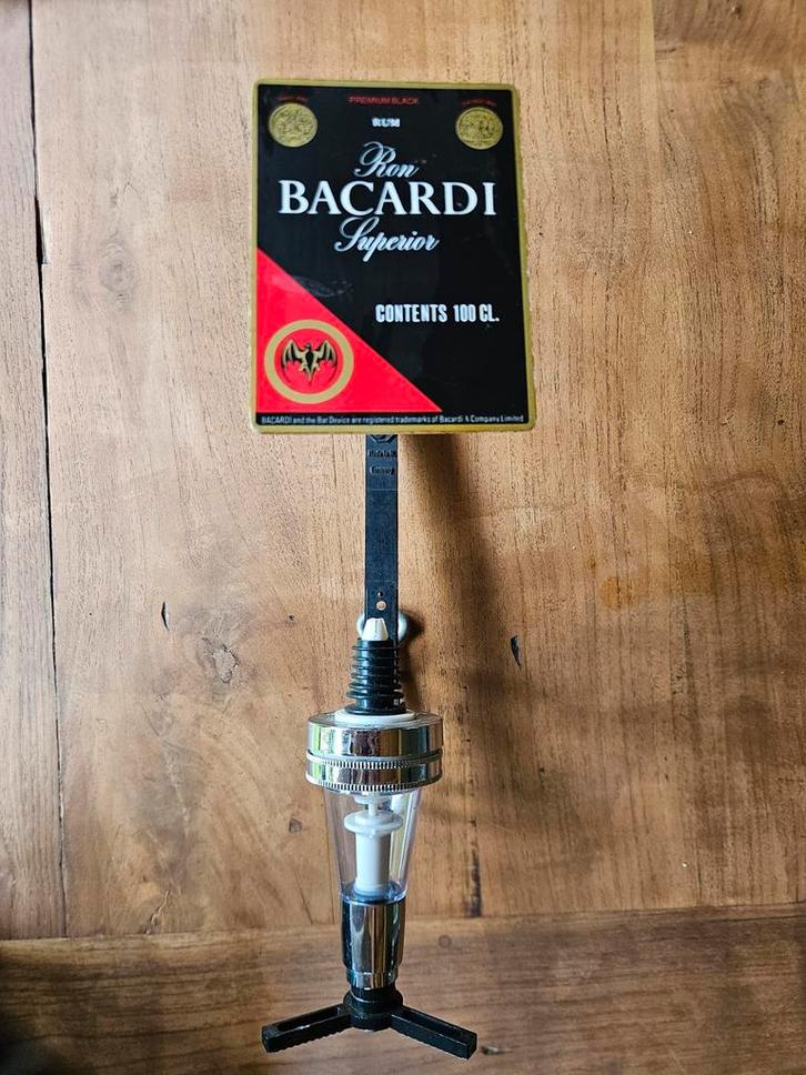 Bacardi nondrip dispenser met flesbeugel, Huis en Inrichting, Barren, Gebruikt, Ophalen of Verzenden