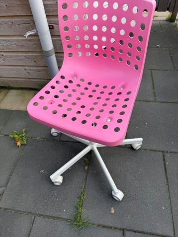 Opvallende Roze IKEA Bureaustoel (Model Snille) beschikbaar voor biedingen