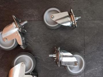 4 zwenkwieltjes  beschikbaar voor biedingen