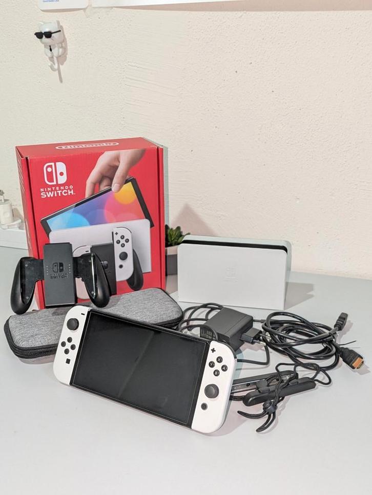 Nintendo Switch OLED - Wit, Spelcomputers en Games, Spelcomputers | Nintendo Switch, Zo goed als nieuw, Switch OLED, Met 2 controllers