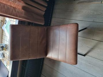 4 bruine eetkamerstoelen  beschikbaar voor biedingen