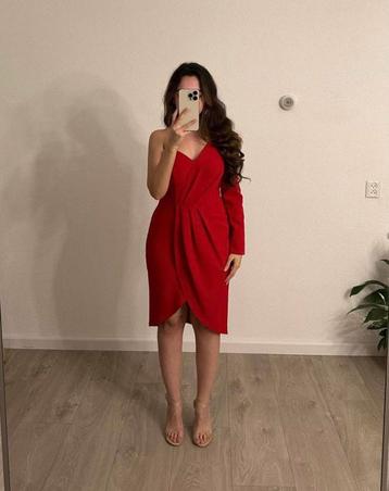 One shoulder jurk rood beschikbaar voor biedingen