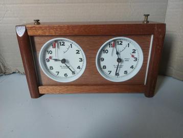Donkere houten Koopman schaakklok 1970. beschikbaar voor biedingen