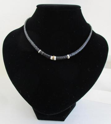 Kett. KT22: Mooie Zwarte Schelp ketting-45cm.-met Wit beschikbaar voor biedingen