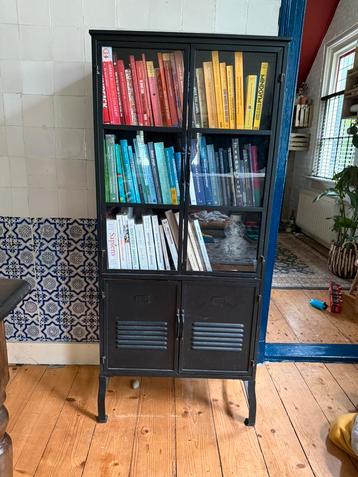 Woood Ronja Vitrinekast beschikbaar voor biedingen