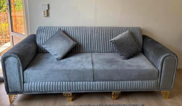 Elegant grijs fluwelen bankstel met gouden poten 3& 2 zitten beschikbaar voor biedingen